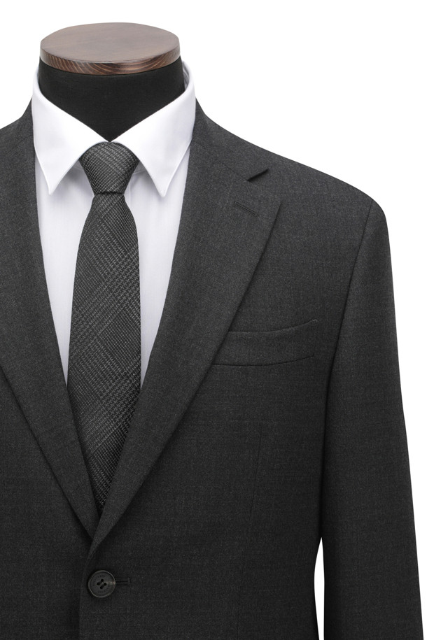 세련된 남성분들을 위한 울블렌디드 클래식 슈트 재킷입니다. 차분하고 고급스러운 그레이 컬러에 레귤러 핏으로 제작되어 편안하면서도 세련된 실루엣을 연출합니다. 울 소재 특유의 부드러운 촉감과 보통 두께감으로 초겨울까지 착용하기 좋으며, 싱글 버튼 여밈 방식으로 깔끔한 디자인을 더했습니다. 양 사이드 벤트 및 전체 안감 처리가 되어 있어 활동성을 높였으며, 오피스룩, 비즈니스 캐주얼, 모임룩 등 다양한 TPO에 활용 가능합니다. 클래식하고 미니멀한 스타일을 선호하는 남성분들께 추천합니다.
