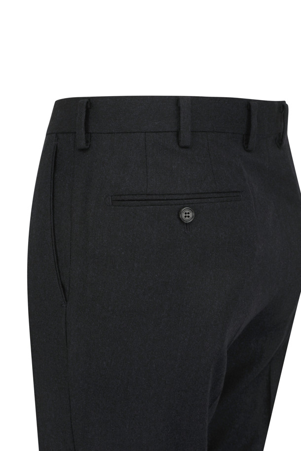 [셀렉션] 울/캐시미어 블렌디드 클래식 슈트 팬츠는 남성 고객을 위한 슈트 팬츠입니다. 네이비 컬러의 무지 디자인으로, 비즈니스 및 혼주복에 적합합니다. 초겨울까지 착용 가능한 울과 캐시미어 혼방 소재로 제작되어 부드러운 촉감과 고급스러운 분위기를 선사합니다. 레귤러핏으로 제작되었으며, 전체 안감 및 허리단 스토퍼, 셔츠 빠짐 방지 기능, 스트레치 소재를 더해 편안함과 활동성을 높였습니다. 오피스룩, 비즈니스 캐주얼, 모임룩 등 다양한 TPO에 클래식하고 미니멀한 스타일을 연출할 수 있습니다.
