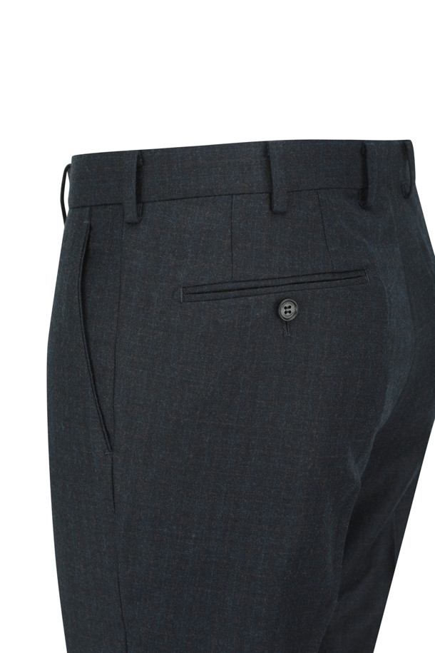이태리 REDA(레다)사의 울 100% 원단으로 제작된 [셀렉션] REDA 울 100 클래식 슈트 팬츠입니다. 다크 그린 컬러의 클래식한 체크 패턴이 돋보이며, 겨울과 초겨울에 적합한 두께감으로 포멀 및 정장 스타일을 연출하기 좋습니다. 레귤러핏으로 제작되어 편안한 착용감을 선사하며, 전체 안감 및 조절 마이깡 밴딩으로 활동성을 높였습니다. 셔츠 빠짐을 방지하는 스토퍼가 추가되어 실용성을 더했으며, 오피스룩, 비즈니스 캐주얼, 모임룩 등 다양한 TPO에 활용 가능합니다.
