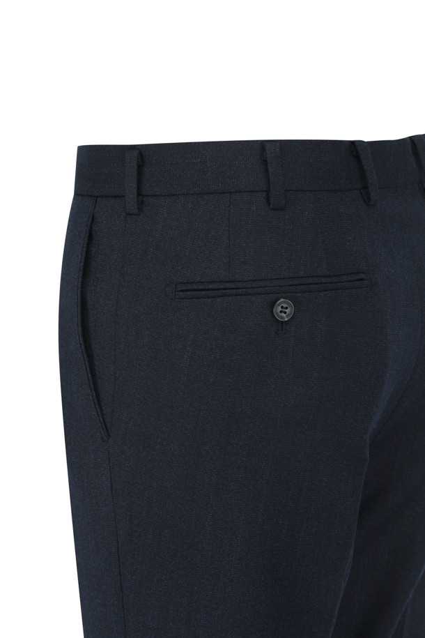 네이비 컬러의 울(Wool) 블렌디드 클래식 슈트 팬츠입니다. 초겨울까지 착용 가능한, 레귤러핏의 긴 바지로 포멀 또는 데일리 스타일 모두 소화 가능합니다. 자스페 패턴의 울 소재로 제작되어 고급스러운 분위기를 연출하며, 내추럴 스트레치 기능으로 편안한 착용감을 제공합니다. 오피스룩, 비즈니스 캐주얼, 출근룩에 적합하며, 고시우라 허리단과 후크 & 버튼 이중 여밈으로 깔끔하게 마무리되었습니다. 클래식하고 미니멀한 스타일을 선호하는 남성분들에게 추천합니다.
