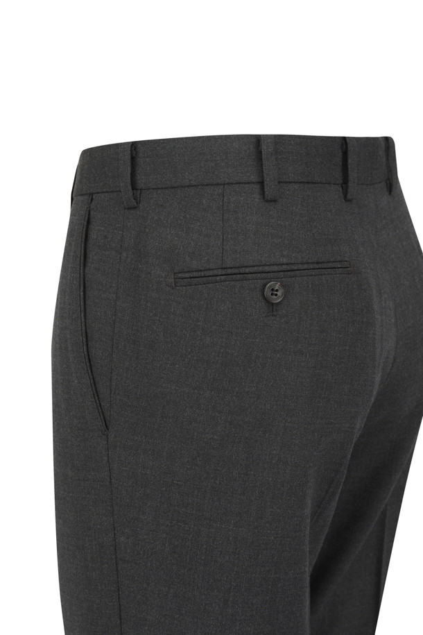 세련된 스타일을 완성하는 울 블렌디드 클래식 슈트 팬츠입니다. 고급스러운 그레이 컬러의 이 바지는 포멀한 자리에 완벽하게 어울립니다. 초겨울까지 착용 가능한 적당한 두께감과 레귤러핏 디자인으로 편안한 착용감을 선사합니다. 울 소재 특유의 고급스러운 분위기와 무지 패턴이 어우러져 클래식하고 미니멀한 스타일을 연출하며, 내추럴 스트레치 기능과 전체 안감, 고시우라 허리단으로 편안함을 더했습니다. 후크와 버튼 이중 여밈으로 안정감을 높인 이 슈트 팬츠는 오피스룩, 출근룩, 모임룩 등 다양한 TPO에 활용 가능합니다.
