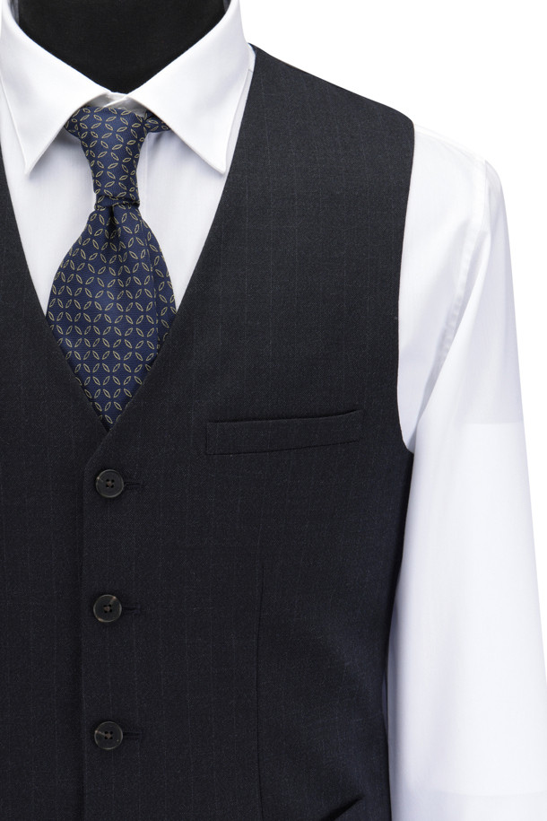 액션슈트 울블렌디드 스트라이프 슈트 베스트는 남성용 포멀 및 비즈니스 룩을 위한 슬림핏 베스트입니다. 네이비 컬러의 울 소재로 제작되었으며, 가을에 착용하기 적합합니다. 모던하면서 클래식한 무드의 스트라이프 패턴이 특징이며, V넥 디자인에 레귤러 기장으로 제작되었습니다. 5버튼, 가슴 장식 포켓, 사이드 포켓, 비조 디테일, 등판 스트레치 안감으로 활동성과 스타일을 동시에 잡았습니다. 오피스룩, 비즈니스 캐주얼, 회의룩 등 다양한 TPO에 활용 가능하며, 클래식 및 미니멀 스타일을 선호하는 분들께 추천합니다.
