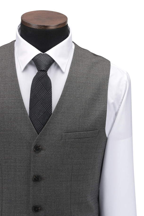 [액션슈트] 울블렌디드 멜란지 베이지 슈트 베스트는 남성용 포멀 베스트입니다. 멜란지 베이지와 그레이 두 가지 색상으로 출시되었으며, 가을 시즌에 착용하기 좋습니다. 울 블렌드 소재에 전체 안감과 스트레치 안감을 사용하여 활동성을 높였습니다. 슬림핏 또는 레귤러 핏으로 제작되었으며, 5버튼 여밈 방식과 가슴 장식포켓, 사이드포켓, 비조 디테일이 특징입니다. 오피스룩, 회의룩, 상견례룩 등 격식을 갖춰야 하는 자리에 적합하며, 클래식하고 미니멀한 스타일을 연출합니다.
