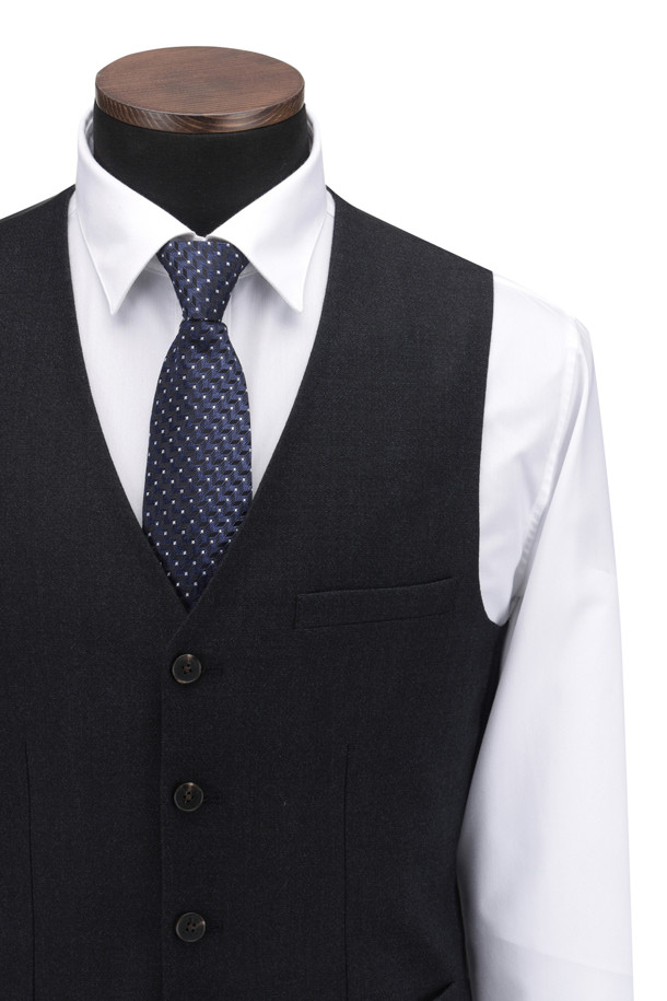 울과 캐시미어 블렌디드 소재의 네이비 슈트 베스트입니다. 남성용이며, 모던하고 클래식한 스타일을 연출합니다. 겨울철 포멀 및 비즈니스룩에 적합하며, 오피스룩, 비즈니스 캐주얼, 회의룩에 활용하기 좋습니다. 슬림핏의 브이넥 디자인으로, 5버튼, 가슴 장식 포켓, 사이드 포켓, 비조 디테일이 특징입니다.  전체 안감 처리되어 있으며, 신축성은 없고 비침은 없습니다.
