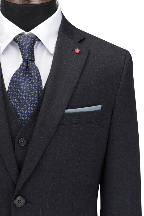 [액션슈트] 울블렌디드 스트라이프 슬림 슈트 재킷은 남성 고객을 위한 모던하고 클래식한 스타일의 슈트 재킷입니다. 네이비 컬러의 스트라이프 패턴이 특징이며, 일상과 비즈니스 모두 활용 가능한 TPO를 제공합니다. 울 소재에 슬림핏으로 제작되어 세련된 실루엣을 연출하며, 가을 시즌에 적합한 두께감입니다. B로고 레드 실링 인장 라펠 장식과 액션밴드 사양, 스트레치 안감 등의 디테일이 돋보입니다. 등판 양사이드 벤트와 전체 안감, 이너 포켓이 있어 편안함과 실용성을 더했습니다.
