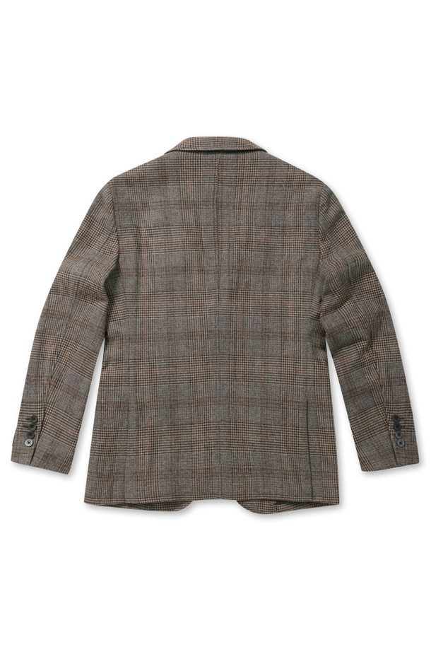 **[블레이저클럽] 울블렌디드 미니멀 자켓**

블레이저클럽의 울블렌디드 미니멀 재킷은 겨울철 데일리룩, 오피스룩, 비즈니스 캐주얼에 모두 잘 어울리는 재킷입니다. 미니멀한 스타일의 테일러드 코트로, 베이지, 브라운, 블루 세 가지 색상으로 출시되었습니다. 슬림핏 디자인에 울 소재를 사용하여 따뜻하고 편안한 착용감을 제공하며, 보통 두께감으로 간절기부터 겨울까지 활용 가능합니다. 글렌체크 패턴과 투버튼 여밈 방식, 긴 소매 디자인이 특징이며, 사이드벤트, 속주머니, 아웃포켓, 부토니에 장식, 퀼팅 안감, 바이린 HAS 충전재 등 다양한 디테일로 완성도를 높였습니다.
