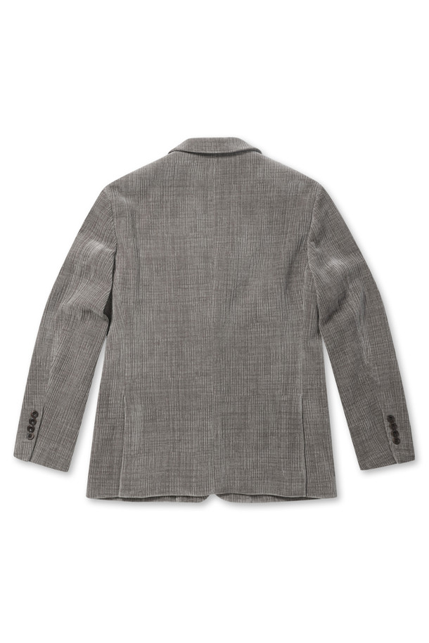 변형 조직 셔닐 재킷은 초겨울, 포멀 스타일을 위한 남성 자켓입니다. 부드러운 촉감의 셔닐 소재, 슬림핏으로 제작되었으며, 무지 그레이 컬러로 다양한 룩에 활용할 수 있습니다. 테일러드 코트 타입에 투버튼 여밈 방식을 적용, 클래식하고 미니멀한 디자인을 자랑합니다. 플랩 포켓, 사이드벤트, 부토니에 장식, 속주머니, 전체 안감 디테일로 완성도를 높였습니다. 오피스룩, 비즈니스 캐주얼, 면접룩 등 TPO에 적합한 활용도 높은 자켓입니다.
