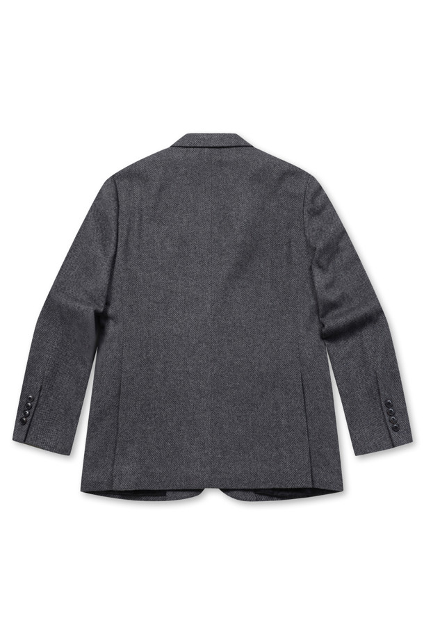 **울캐시미어 브러쉬드 퀼팅 재킷**

부드러운 울과 캐시미어 혼방 소재로 제작되어 고급스러운 착용감을 선사하는 겨울용 테일러드 재킷입니다. 마이크로 패턴의 섬세함이 돋보이며, 포멀한 스타일을 연출하기에 좋습니다. 플랩 포켓, 사이드벤트, 부토니에 장식, 속주머니, 전체 퀼팅 안감, 바이린 HAS 충전재 등 디테일한 요소들이 퀄리티를 높입니다. 겨울철 오피스룩, 데일리룩, 모임룩 등 다양한 TPO에 활용 가능하며, 클래식하고 미니멀한 스타일을 선호하는 분들께 추천합니다.
