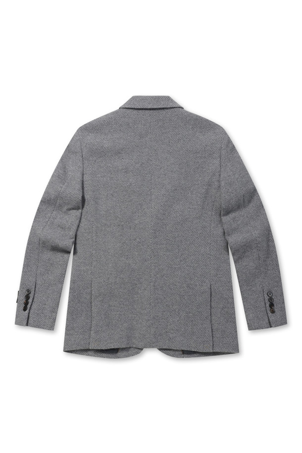 [셀렉션] 울블렌디드 투톤 조직 재킷은 초겨울, 오피스룩, 비즈니스 캐주얼, 모임룩에 어울리는 클래식하고 미니멀한 스타일의 자켓입니다. 레귤러핏으로 제작되었으며, 울 소재에 그레이 컬러의 투톤 조직으로 세련된 느낌을 더했습니다. 테일러드 코트 타입에 투버튼 여밈 방식이며, 전체 안감, 사이드벤트, 플랩포켓, 부토니에 장식, 소뿔 단추, 골드 스티치 디테일이 돋보입니다. 긴 소매 기장의 레귤러 기장으로, 시크한 스타일을 연출하기 좋습니다.
