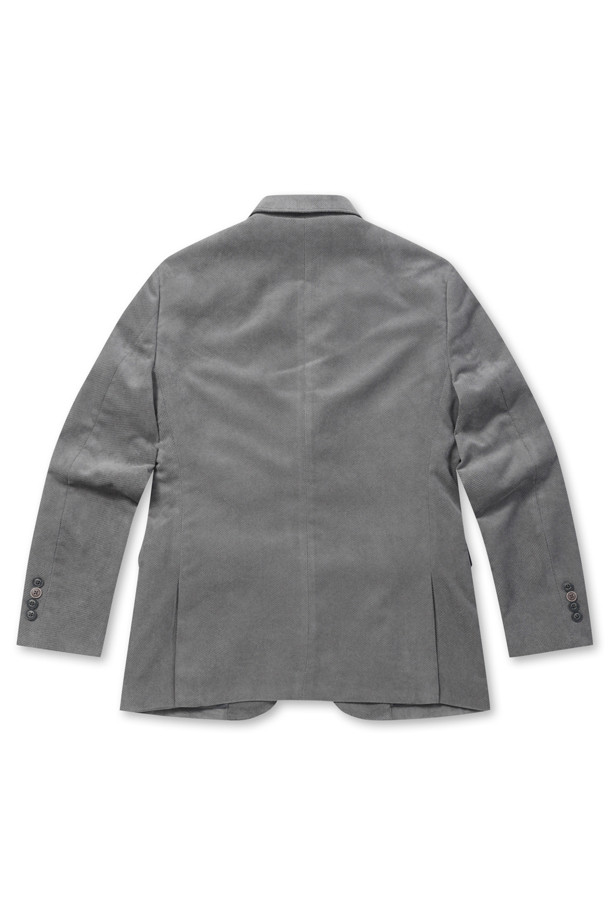 미니멀 조직 솔리드 자켓은 가을 시즌에 어울리는 남성용 테일러드 코트 타입의 재킷입니다. 부드러운 코듀로이 소재에 전체 안감으로 제작되어 편안한 착용감을 선사합니다. 그레이, 네이비 컬러로 출시되었으며, 레귤러핏과 투버튼 여밈으로 미니멀하고 캐주얼한 스타일을 연출합니다. 사이드벤트, 부토니에 장식, 소매 컬러 단추 배색 디테일이 돋보이며, 비즈니스 캐주얼, 출근룩, 모임룩 등 다양하게 활용 가능합니다. 미니멀, 클래식, 캐주얼 스타일을 선호하는 분들께 추천합니다.
