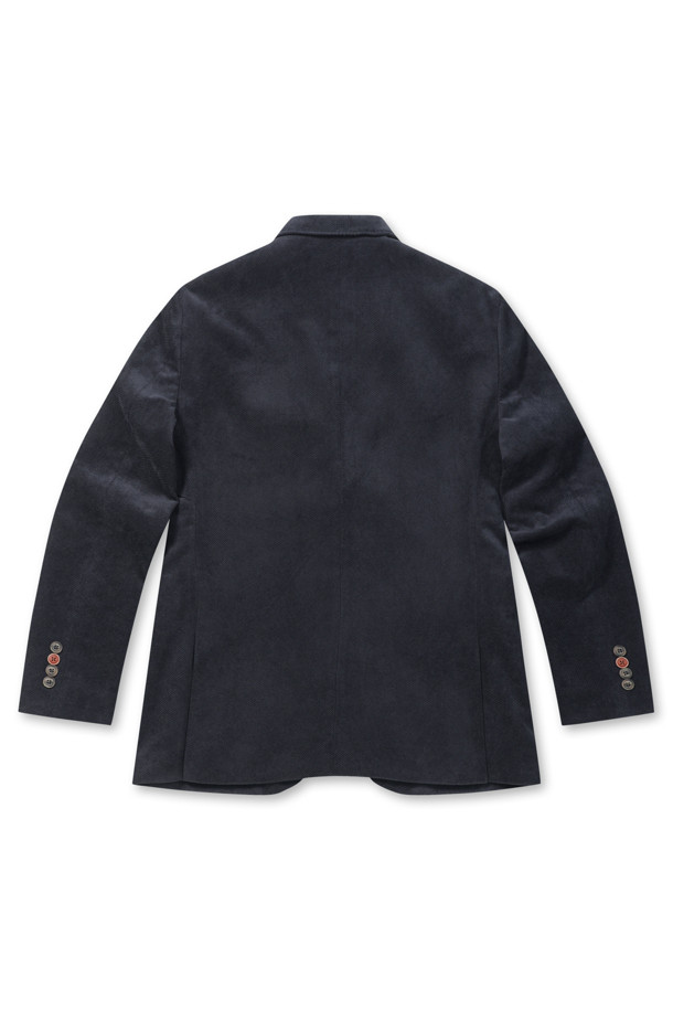 미니멀 조직 솔리드 자켓은 가을 시즌에 어울리는 남성용 자켓입니다. 그레이와 네이비 두 가지 색상으로 출시되었으며, 부드러운 코듀로이 소재로 제작되어 편안한 착용감을 선사합니다. 테일러드 코트 타입에 레귤러 핏으로 제작되었으며, 투 버튼 여밈 방식과 사이드벤트, 부토니에 장식, 소매 컬러 단추 배색 디테일이 돋보입니다. 전체 안감 처리가 되어 있어 고급스러운 마감과 내구성을 갖추었으며, 출근룩, 비즈니스 캐주얼, 모임룩 등 다양한 TPO에 활용하기 좋습니다.
