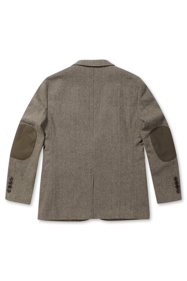 겨울철 따뜻함과 스타일을 책임질 [헌팅자켓] 울블렌디드 헤링본 헌팅 재킷입니다. 베이지와 카키 두 가지 색상으로 출시되어, 클래식하면서도 캐주얼한 매력을 선사합니다. 울 소재의 헤링본 패턴으로 고급스러운 질감을 자랑하며, 투버튼 여밈과 레귤러 핏으로 편안한 착용감을 제공합니다. 엘보 패치, 칼라 안쪽 비죠, 아웃포켓 등의 디테일이 돋보이며, 바이린 HAS 충전재와 퀼팅 처리, 전체 안감으로 보온성을 높였습니다. 겨울 데일리룩, 모임룩, 비즈니스 캐주얼 등 다양한 TPO에 활용할 수 있는 실용적인 아이템입니다.
