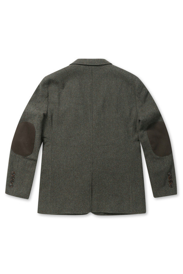 울 블렌디드 헤링본 헌팅 재킷은 클래식과 캐주얼 무드를 넘나드는 겨울철 필수 아우터입니다. 베이지, 카키 두 가지 컬러로 출시되었으며, 레귤러 기장에 투버튼 여밈 방식으로 깔끔한 핏을 선사합니다. 울 소재와 보통 두께감으로 따뜻함을 유지하며, 엘보 패치, 칼라 안쪽 비죠 배색, 아웃포켓, 테일러드 칼라, 바이린 HAS 충전재, 퀼팅 안감, 너트 단추 등 디테일이 돋보입니다. 겨울 데일리룩, 모임룩, 출근룩 등 다양한 TPO에 활용할 수 있는 스타일리시한 재킷입니다.
