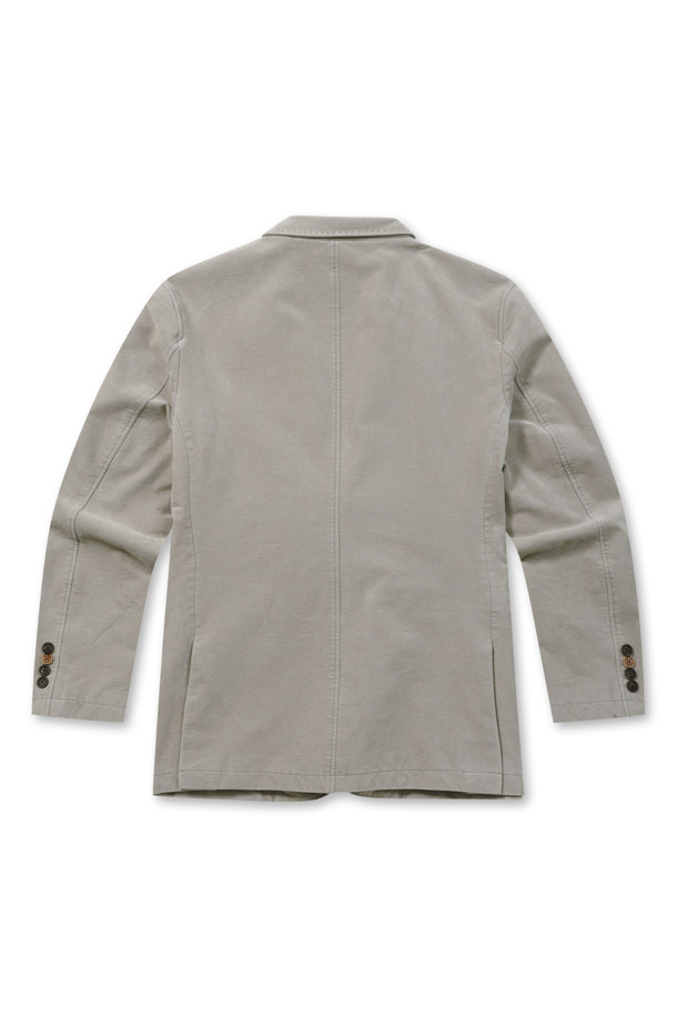 솔리드 트윌 조직 몰스킨 재킷은 초겨울, 일상 속에서 캐주얼하고 클래식한 스타일을 연출하기에 적합한 남성용 테일러드 재킷입니다. 부드러운 촉감의 몰스킨 소재를 사용하여 편안한 착용감을 제공하며, 레귤러 핏과 투버튼 여밈 방식이 특징입니다. 가먼트 워싱 공법으로 자연스러운 멋을 더하고, 호시 스티치 디테일과 사이드벤트, 스트레치 안감, 전체 안감으로 디자인의 완성도를 높였습니다. 겨울 데일리룩, 비즈니스 캐주얼, 출근룩 등 다양한 TPO에 활용하기 좋으며, 무지 디자인으로 미니멀한 스타일을 선호하는 분들께 추천합니다.
