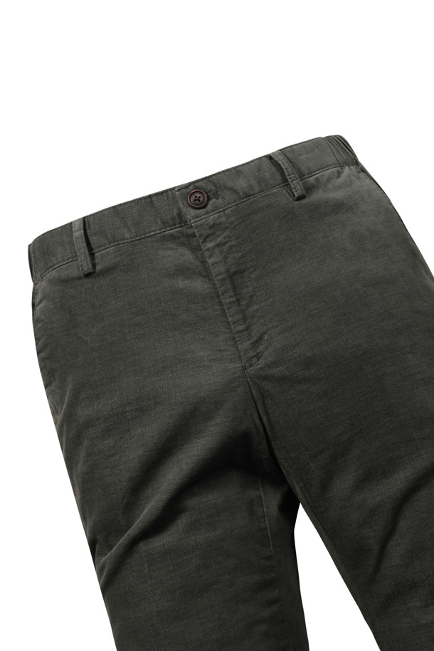 [코지] 솔리드 코튼 워싱 팬츠 (SET-UP)는 부드러운 촉감의 면 소재로 제작되어 편안한 착용감을 제공합니다. 캐주얼한 스타일을 연출하며, 가을 나들이룩이나 겨울 데일리룩에 적합합니다. 가먼트 워싱 공정을 거쳐 자연스러운 질감을 살렸으며, 트윌 조직으로 내구성을 높였습니다. 스탠다드핏의 긴 기장 바지로, 사이드 히든 밴딩 처리로 편안함을 더했습니다. 셋업으로도 활용 가능하여 다양한 스타일을 연출할 수 있는 남성용 캐주얼 팬츠입니다.
