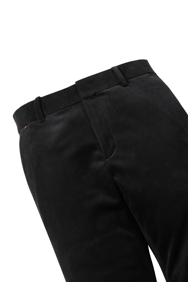 [라이프 퍼포먼스] 솔리드 코듀로이 본딩 팬츠는 겨울철 따뜻하고 편안한 데일리룩을 완성해 줄 바지입니다. 캐주얼, 미니멀, 스포티한 스타일을 모두 소화하며, 스탠다드핏으로 허벅지부터 밑단까지 자연스럽게 좁아지는 실루엣을 연출합니다. 부드러운 코듀로이 소재에 보온성을 높여주는 본딩 안감을 더해, 추운 날씨에도 따뜻하게 착용 가능합니다. 허리 전체 밴딩 처리로 활동성을 높였으며, 다양한 상의와 크로스 코디가 용이합니다. 동네 마실룩이나 산책룩에도 잘 어울리는 실용적인 아이템입니다.
