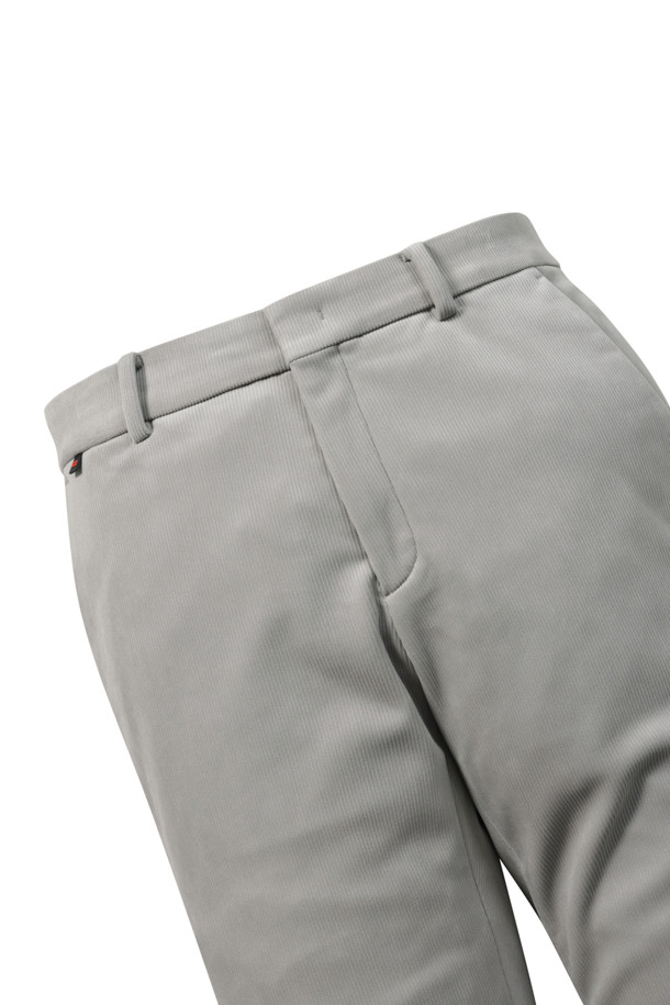 **[라이프 퍼포먼스] 솔리드 코듀로이 본딩 팬츠**는 겨울철 일상, 동네 마실, 산책 등 다양한 TPO에 활용하기 좋은 바지입니다. 부드러운 코듀로이 소재에 보온성을 높여주는 본딩 안감을 더해 포근한 착용감을 선사합니다. 스포티, 캐주얼, 미니멀 스타일을 모두 소화하며, 허벅지부터 밑단까지 자연스럽게 좁아지는 스탠다드핏으로 다리 라인을 더욱 돋보이게 합니다. 신축성 있는 풀 밴딩 허리, 두꺼운 두께감으로 편안함과 따뜻함까지 놓치지 않았습니다.
