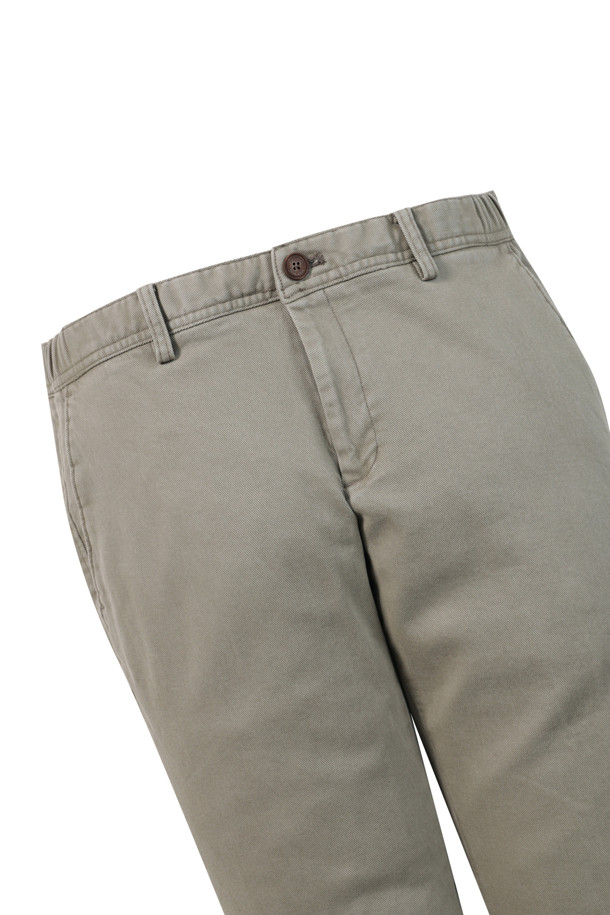 [에센셜스] 컴포치노 기모 팬츠는 추운 겨울에도 따뜻하고 편안하게 착용할 수 있는 기모 팬츠입니다. 부드러운 면, 스판 혼방 소재로 제작되어 뛰어난 착용감을 선사하며, 스탠다드핏으로 어떤 스타일에도 잘 어울립니다. 안감 기모 처리로 보온성을 높였으며, 무지 디자인에 6가지 다양한 컬러 구성으로 폭넓은 선택이 가능합니다. 사이드 히든 밴딩으로 편안함을 더했으며, 뒷주머니 포인트 라벨이 돋보입니다. 일상 및 가벼운 외출 시, 미니멀, 캐주얼, 클래식 등 다양한 스타일로 연출하기 좋습니다.
