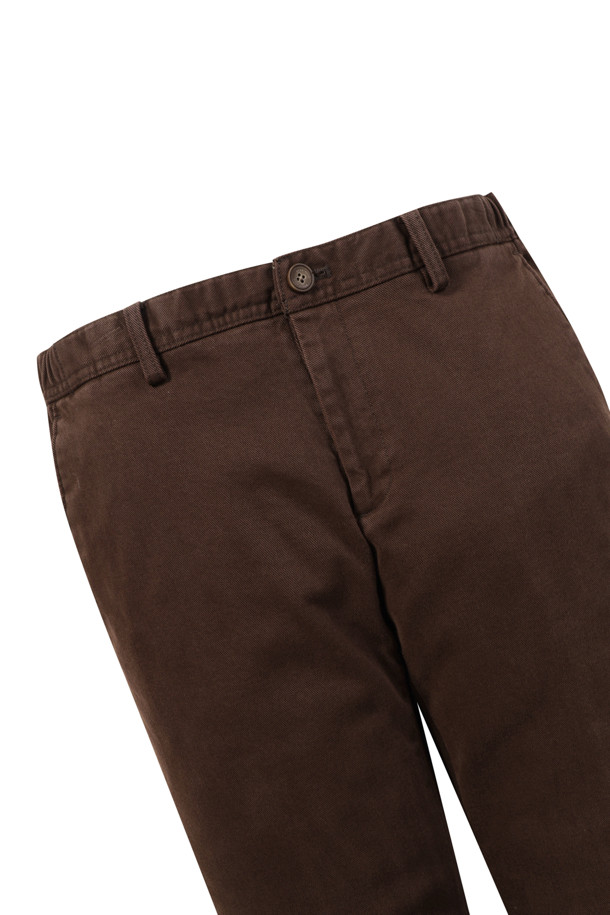 따뜻함과 스타일을 동시에 잡은 [에센셜스] 컴포치노 기모 팬츠입니다. 부드러운 촉감의 면, 스판덱스 혼방 소재에 기모 안감을 더해 한겨울에도 포근하게 착용할 수 있습니다. 허벅지부터 밑단까지 자연스럽게 좁아지는 스탠다드핏으로, 베이직한 무드의 미니멀, 클래식, 캐주얼 스타일을 연출하기 좋습니다. 사이드 히든 밴딩으로 편안함을 더하고, 뒷주머니 하단 포인트 라벨로 은은한 포인트를 주었습니다. 브라운 컬러의 무지 디자인으로 겨울 데일리룩, 집콕룩, 산책룩에 다양하게 활용해 보세요.
