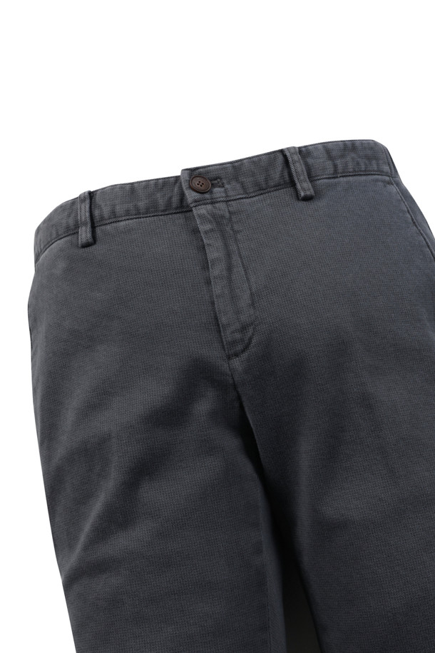 마이크로 프린트 기모 팬츠는 부드러운 촉감과 따뜻함을 선사하는 겨울용 치노 팬츠입니다. 일상과 출근룩, 모임룩 등 다양한 TPO에 활용 가능하며, 베이직, 캐주얼, 미니멀 스타일을 모두 소화합니다. 면과 스판덱스 혼방 소재로 제작되어 편안한 착용감을 제공하며, 신축성이 있어 활동성 또한 보장합니다. 스탠다드핏과 테이퍼드 핏으로 출시되어 체형에 맞는 핏을 선택할 수 있으며, 기모 안감으로 보온성을 높였습니다. 밴딩 처리로 편안함까지 더했습니다.
