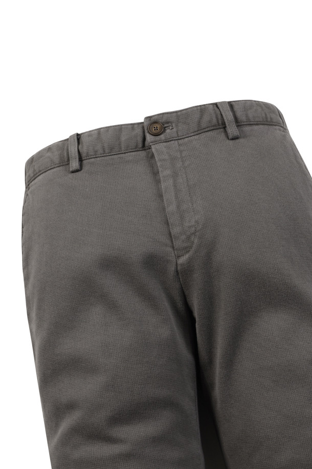 마이크로 프린트 기모 팬츠는 부드러운 촉감과 따뜻함을 선사하는 겨울철 필수 아이템입니다. 일상과 출근룩, 캠핑룩 등 다양한 TPO에 활용 가능한 베이직하고 캐주얼한 스타일의 긴 바지입니다. 면과 스판덱스 혼방 소재로 제작되어 편안한 착용감을 제공하며, 레귤러 핏과 테이퍼드 디자인으로 다리 라인을 깔끔하게 잡아줍니다. 안감은 기모 처리되어 보온성을 높였으며, 밴딩 처리로 활동성을 더했습니다. 미니멀, 캐주얼, 클래식 스타일을 즐겨 입는 분들께 추천합니다.
