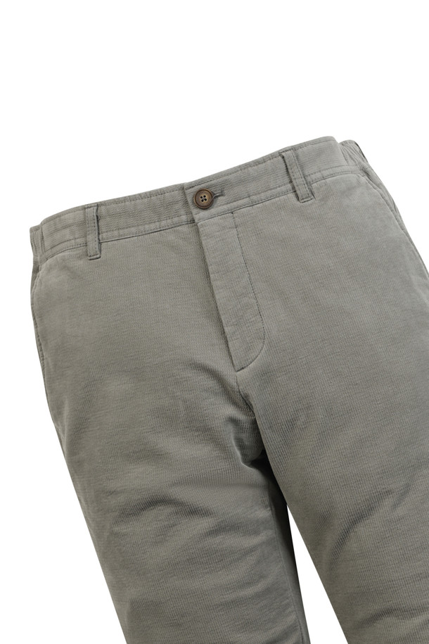 변형 몰스킨 솔리드 기모 팬츠는 부드러운 촉감과 따뜻함을 동시에 느낄 수 있는 겨울철 필수 아이템입니다. 면과 스판덱스 혼방 소재로 제작되어 편안한 착용감을 제공하며, 스탠다드핏으로 어떤 스타일에도 잘 어울립니다. 안감 기모 처리로 보온성을 높였으며, 사이드 히든 밴딩으로 편안함과 활동성을 더했습니다. 무지 디자인에 뒷주머니 가죽 라벨 장식으로 포인트를 주어 캐주얼, 클래식, 미니멀 등 다양한 스타일 연출에 활용 가능합니다. 출근룩과 모임룩으로 모두 적합한 실용적인 팬츠입니다.
