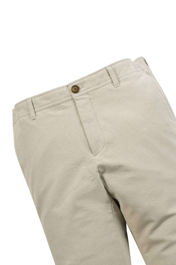 부드러운 촉감의 변형 몰스킨 솔리드 기모 팬츠입니다. 일상에서 편안하게 착용하기 좋은 캐주얼 팬츠로, 허벅지부터 밑단까지 자연스럽게 좁아지는 테이퍼드 핏이 특징입니다. 안감 기모로 제작되어 겨울철에도 따뜻하게 입을 수 있으며, 사이드 밴딩 디테일로 활동성을 더했습니다. 베이지 컬러의 무지 디자인에 뒷주머니 가죽 라벨 장식으로 포인트를 주어 미니멀하고 클래식한 스타일을 연출할 수 있습니다. 출근룩과 모임룩에도 활용 가능한 활용도 높은 아이템입니다.
