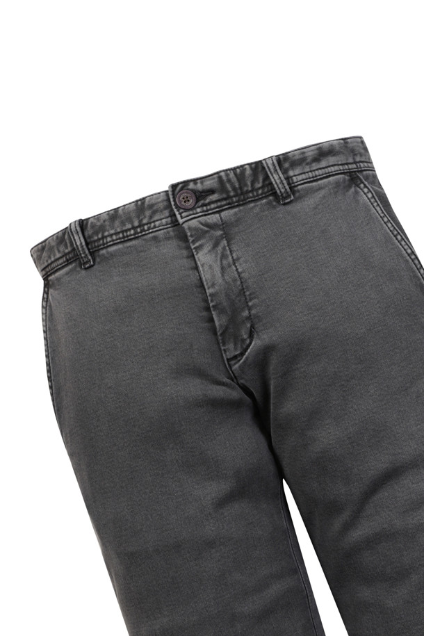 [셀렉션] 솔리드 피그먼트 워싱 팬츠는 남성 고객을 위한 클래식하고 캐주얼한 스타일의 슬림핏 긴바지입니다. 고급 수입 코튼 스판 소재를 사용하여 부드러운 촉감과 뛰어난 신축성을 제공하며, 피그먼트 워싱 기법으로 빈티지한 멋을 더했습니다. 겨울철 데일리룩, 출근룩, 모임룩 등 다양한 TPO에 활용하기 좋으며, 미니멀한 디자인으로 어떤 상의에도 잘 어울립니다. 사이드 히든밴딩 처리로 편안한 착용감을 선사합니다. 블랙 컬러의 무지 디자인으로 심플하면서도 세련된 스타일을 연출해보세요.
