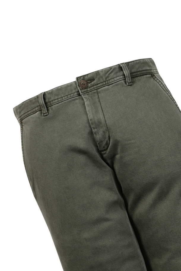 [셀렉션] 솔리드 피그먼트 워싱 팬츠는 고급 수입 코튼 스판 소재를 사용하여 부드러운 촉감과 뛰어난 신축성을 제공하는 슬림핏 캐주얼 팬츠입니다. 피그먼트 워싱 기법으로 자연스러운 색감과 빈티지한 무드를 연출하며, 데님 슬렌더 핏으로 세련된 실루엣을 강조합니다. 사이드 히든 밴딩으로 편안한 착용감을 선사하며, 겨울철 데일리룩, 오피스룩, 비즈니스 캐주얼 등 다양한 TPO에 활용하기 좋습니다. 클래식, 캐주얼, 미니멀 스타일을 즐겨 입는 고객에게 적합한 아이템입니다. 카키 컬러의 무지 디자인으로 어떤 상의와도 쉽게 매치할 수 있습니다.
