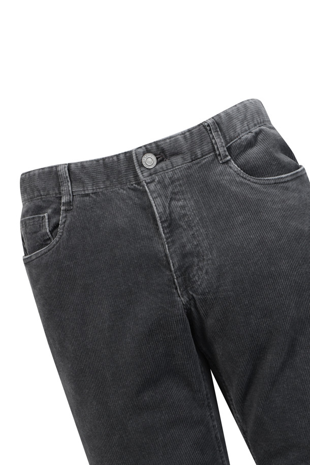 [셀렉션] 솔리드 코듀로이 피그먼트 워싱 팬츠는 겨울철 일상과 출근룩에 모두 잘 어울리는 코듀로이 팬츠입니다. 클래식하고 캐주얼하며 미니멀한 스타일을 연출할 수 있으며, 슬렌더 핏으로 제작되어 다리가 더욱 길어 보이는 효과를 줍니다. 부드러운 코듀로이와 면, 스판덱스 혼방 소재에 기모 안감을 더해 따뜻하고 편안한 착용감을 선사합니다. 피그먼트 워싱 기법을 사용하여 자연스러운 색감과 빈티지한 느낌을 살렸으며, 데님 사양을 적용하여 내구성을 높였습니다. 사이드 히든 밴딩 처리로 허리 부분의 편안함까지 놓치지 않은 실용적인 아이템입니다.
