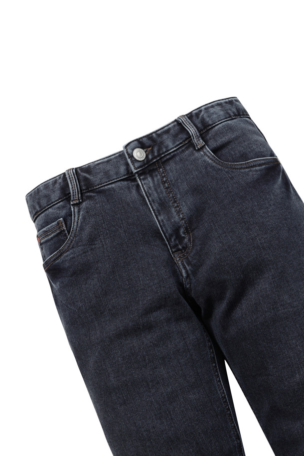 따뜻하고 편안한 겨울을 위한 스탠다드핏 기모 블루 데님입니다. 부드러운 촉감의 데님 소재에 기모 안감을 더해 보온성을 높였으며, 찬 바람에도 끄떡없는 따뜻함을 선사합니다. 허벅지부터 밑단까지 자연스럽게 좁아지는 실루엣으로 다리가 길어 보이는 효과를 주며, 베이직한 디자인으로 어떤 상의와도 잘 어울립니다. 가먼트워싱 처리로 자연스러운 색감과 부드러운 착용감을 제공하며 신축성 있는 소재로 활동성을 높였습니다. 겨울 데일리룩 또는 동네 마실룩에 클래식, 미니멀, 캐주얼 스타일로 활용하기 좋습니다.
