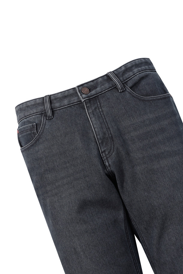 **스탠다드핏 그레이 본딩 데님**은 겨울철 따뜻하게 착용할 수 있는 데님 팬츠입니다. 베이직한 스타일로 캐주얼, 클래식, 미니멀 룩에 모두 잘 어울립니다. 브러쉬 패턴의 그레이 컬러 데님으로 스탠다드핏을 제공하며, 두꺼운 두께감과 본딩 안감으로 보온성을 높였습니다. 스판 소재를 사용하여 활동성을 더했으며, 겨울 데일리룩에 적합한 아이템입니다.
