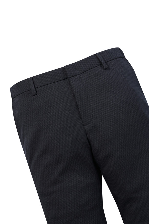 [이지슈트] 마이크로 패턴 팬츠 (SET-UP)는 미니멀하고 클래식한 스타일을 추구하는 남성 고객을 위한 정장 팬츠입니다. 톤 다운된 네이비 컬러에 마이크로 패턴으로 은은한 포인트를 주어 오피스룩, 비즈니스 캐주얼, 출근룩에 활용하기 좋습니다. 슬림핏 디자인으로 세련된 실루엣을 연출하며, 사이드 히든 밴딩으로 편안한 착용감을 제공합니다. 부드러운 드레이프 촉감의 폴리에스테르 소재로 제작되었으며, 밑단은 단뜨기 미싱 처리되어 기장 수선이 용이합니다.
