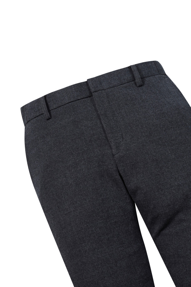 "라이트 마이크로 기모 팬츠 (SET-UP)"는 겨울철 일상, 출근룩, 오피스룩에 적합한 베이직 스타일의 기모 팬츠입니다. 스탠다드핏으로 편안하게 착용 가능하며, 마이크로 패턴이 은은한 포인트를 더합니다. 폴리에스터와 레이온 혼방 소재로 제작되어 부드러운 촉감을 선사하며, 사이드 히든 밴딩으로 편안한 착용감을 제공합니다. 비침 걱정 없이 따뜻하게 입을 수 있으며, 자켓 BRJCW25411과 셋업하여 이지 슈트 스타일을 연출할 수 있습니다. 미니멀, 클래식, 캐주얼 등 다양한 스타일 연출에 활용해보세요.
