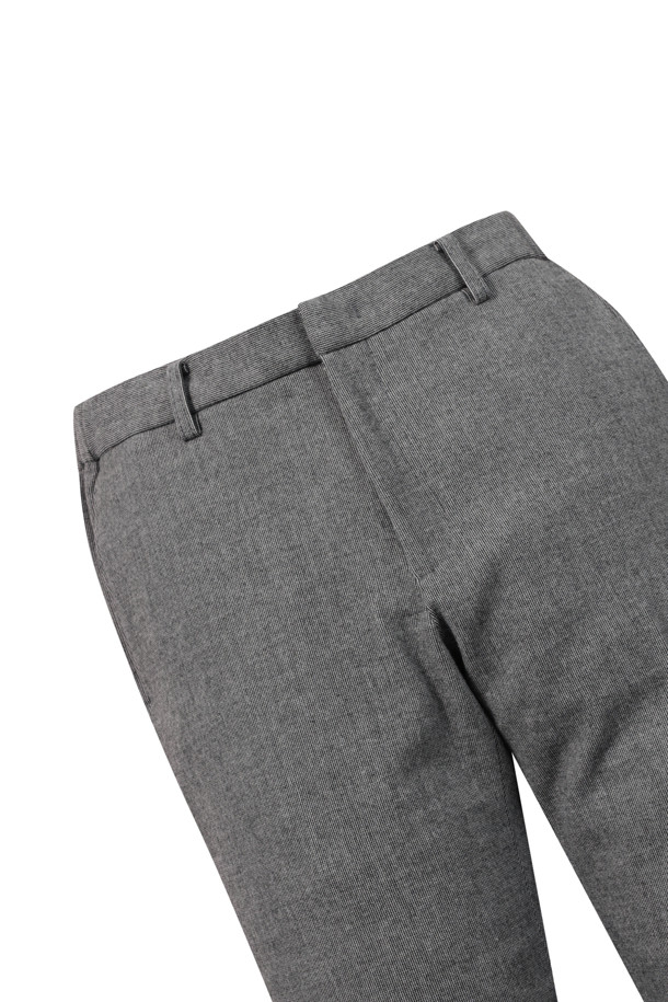 마이크로 기모 팬츠 (SET-UP)는 겨울철 데일리룩, 출근룩, 오피스룩 등 다채로운 TPO에 활용하기 좋은 베이직 스타일의 바지입니다. 폴리에스터와 레이온 혼방 소재로 제작되어 편안한 착용감과 우수한 활동성을 제공하며, 허벅지부터 밑단까지 자연스럽게 좁아지는 스탠다드핏 실루엣으로 세련된 스타일을 연출합니다. 사이드 히든 밴딩 처리로 편안함을 더했으며, 마이크로 패턴이 은은한 포인트를 더해 클래식, 미니멀, 캐주얼 등 다양한 스타일을 소화할 수 있습니다. 셋업으로 착용하여 더욱 완성도 높은 룩을 완성해보세요.
