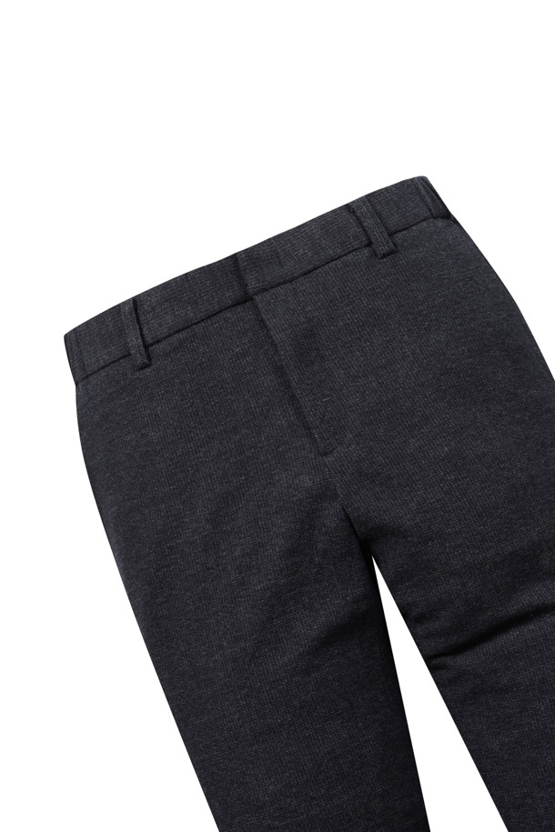 마이크로 기모 팬츠 (SET-UP)는 겨울철에 따뜻하고 스타일리시하게 연출할 수 있는 베이직 스타일의 바지입니다. 허벅지부터 밑단까지 자연스럽게 좁아지는 스탠다드핏으로, 편안한 착용감과 우수한 활동성을 제공합니다. 안감 없이도 두꺼운 두께감의 마이크로 기모 소재를 사용하여 보온성을 높였으며, 사이드 히든 밴딩 처리로 편안함을 더했습니다. 셋업으로 스타일링하여 겨울 데일리룩, 출근룩, 모임룩 등 다양한 TPO에 활용 가능하며, 클래식, 미니멀, 캐주얼 스타일을 모두 소화할 수 있습니다.

