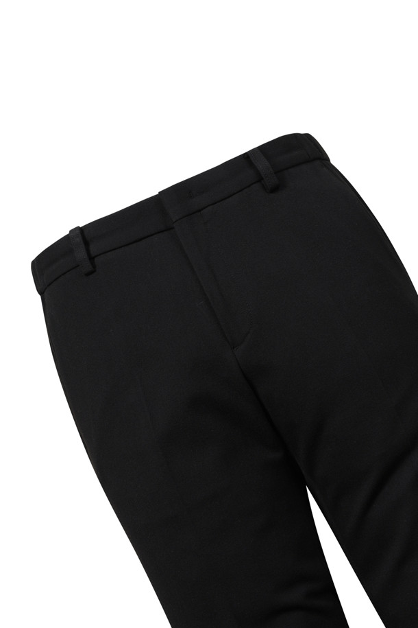 부드러운 촉감과 편안한 착용감을 선사하는 솔리드 기모 팬츠입니다. 겨울철 따뜻하게 입을 수 있도록 안감에 기모 처리가 되어 있으며, 활동성을 높이는 우수한 기능성을 갖췄습니다. 베이직한 스타일의 무지 디자인으로, 다양한 상의와 매치하기 용이하여 겨울 데일리룩, 출근룩, 모임룩 등 TPO에 구애받지 않고 폭넓게 활용할 수 있습니다. 드레이프성이 뛰어나 자연스러운 핏을 연출하며, 사이드 히든 밴딩으로 편안함을 더했습니다. 슬렌더핏으로 다리 라인을 슬림하게 잡아주며, 단뜨기 미싱 밑단 마감으로 깔끔함을 더했습니다.
