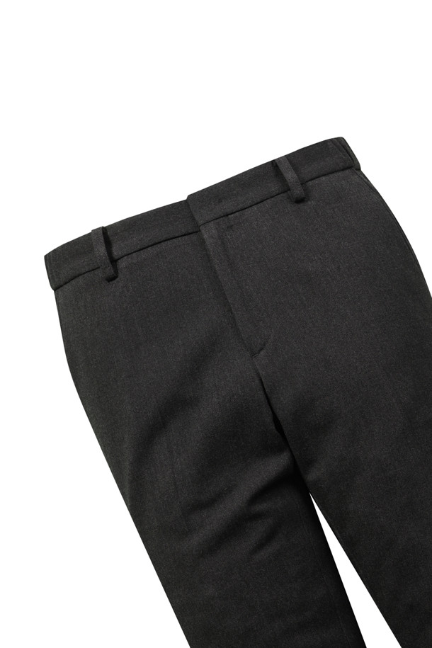 부드러운 촉감과 따뜻함을 선사하는 솔리드 기모 팬츠입니다. 겨울철 일상, 출근룩, 모임룩까지 폭넓게 활용 가능한 베이직 스타일의 남성 바지입니다. 폴리에스터와 레이온 혼방 소재로 제작되어 드레이프성이 뛰어나며, 슬렌더핏으로 세련된 핏을 연출합니다. 안감 기모 처리로 보온성을 높였으며, 사이드 히든밴딩으로 편안한 착용감을 제공합니다. 무지 디자인과 단뜨기 미싱 밑단 마감으로 미니멀, 클래식, 캐주얼 등 다양한 스타일에 매치하기 좋습니다.
