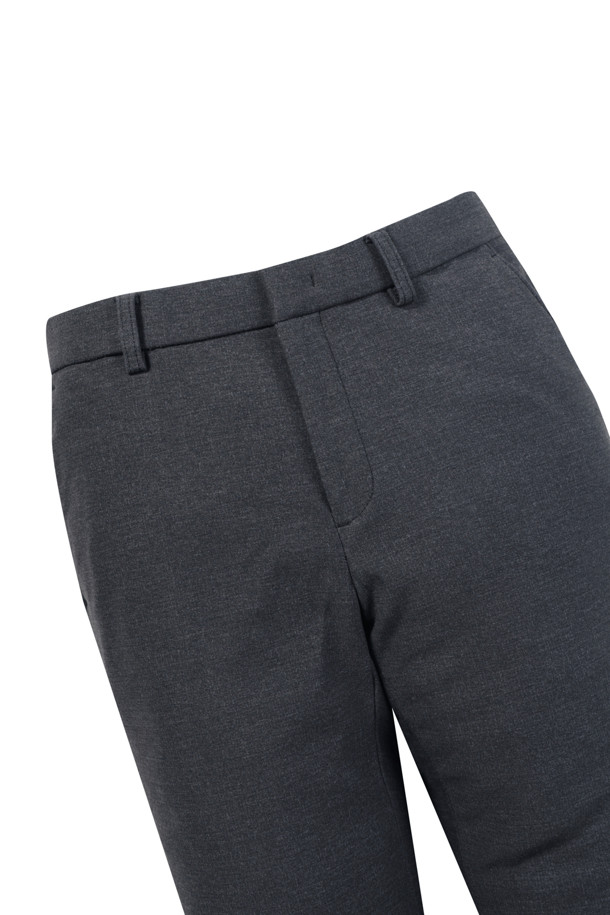 [매직팬츠] 마이크로 기모 본딩 팬츠는 겨울철 따뜻함과 스타일을 모두 잡은 바지입니다. 일상, 출근룩에 적합하며, 미니멀, 클래식, 캐주얼 스타일을 연출하기 좋습니다. 두꺼운 두께감의 기모 소재와 본딩 안감으로 뛰어난 보온성을 제공하며, 허리 안쪽 풀 밴딩으로 편안한 착용감을 선사합니다. 핏은 스트레이트, 하의 기장은 일반으로 제작되었으며, 신축성이 있어 활동성을 높였습니다. 비침 걱정 없이 따뜻하고 스타일리시하게 겨울을 보내세요.
