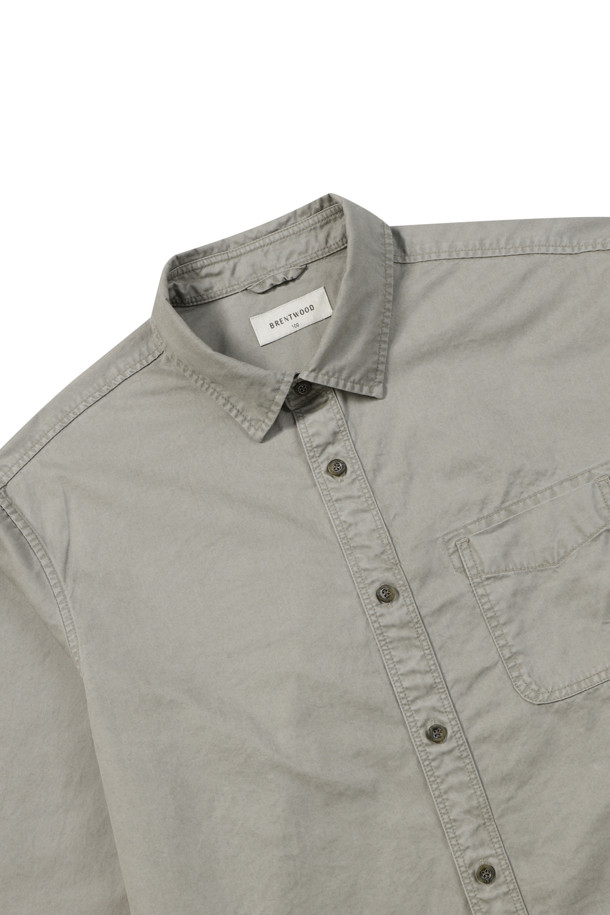 **솔리드 코튼 워싱 캐주얼 셔츠**는 부드러운 면 소재로 제작되어 편안한 착용감을 선사합니다. 가먼트 워싱 처리로 자연스러운 질감을 더했으며, 등판 등주름 디테일과 행거 루프 디테일로 포인트를 주었습니다. 옆구리 포인트 라벨과 레드 포인트 단추가 돋보이며, 톤 다운된 그레이 컬러로 어떤 스타일에도 쉽게 매치할 수 있습니다. 일상생활은 물론 가을 나들이룩으로 활용하기 좋은 캐주얼 셔츠입니다.
