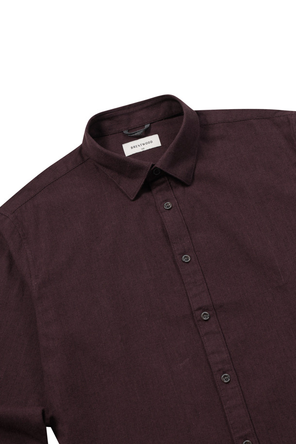 마이크로 코튼 캐주얼셔츠는 부드러운 촉감의 면 소재로 제작되어 겨울철 데일리웨어에 적합합니다. 베이직, 미니멀, 캐주얼 스타일을 모두 아우르는 디자인으로, 레귤러 핏과 엉덩이를 덮는 기장으로 편안한 착용감을 선사합니다. 브라운 컬러의 마이크로 패턴이 은은한 포인트를 주며, 넥고리 부분의 배색 디테일, 하단 시그니처 로고 장식으로 디자인의 완성도를 높였습니다. 버튼다운 네크라인과 긴 소매 디자인은 클래식한 분위기를 연출하며, 앞중심 하단 및 소매 단추의 레드 포인트가 돋보입니다. 신축성이 없고 비침이 없어 안정적인 착용이 가능합니다.
