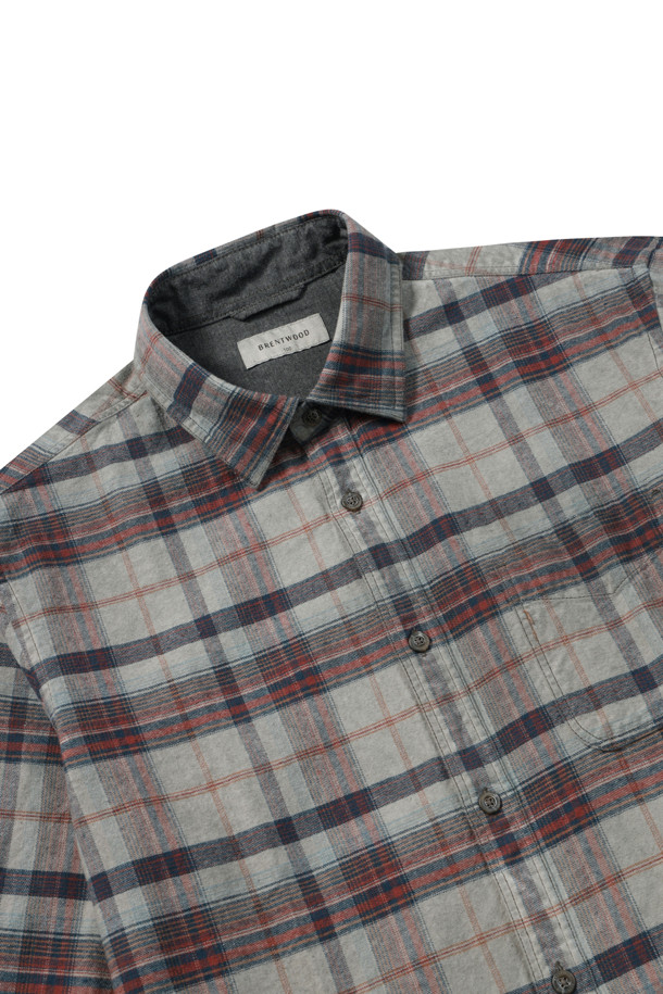 가먼트다잉 기법으로 빈티지한 멋을 살린 남성용 체크 캐주얼셔츠입니다. 부드러운 면 소재로 제작되어 겨울철에도 편안하게 착용 가능하며, 레귤러핏으로 어떤 스타일에도 자연스럽게 어울립니다. 그레이 컬러의 체크 패턴이 은은한 포인트를 더하고, 가슴 포켓과 칼라 및 소매 안쪽 배색 디테일로 밋밋함을 덜었습니다. 더블 스티치 마감으로 내구성을 높였으며, 신축성이 없어 깔끔한 핏을 유지합니다. 겨울 데일리룩, 동네 마실룩, 카페룩 등 다양한 상황에 활용하기 좋은 아이템입니다.
