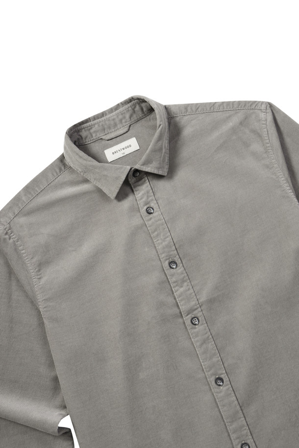 부드러운 촉감이 돋보이는 솔리드 코듀로이 캐주얼셔츠입니다. 겨울철 일상, 동네 마실, 카페 등 다양한 TPO에 어울리는 레귤러핏 셔츠로, 캐주얼, 클래식, 미니멀 스타일을 연출하기 좋습니다. 등판 등주름 디테일로 활동성을 높였으며, 옆구리 포인트 라벨과 앞중심 하단 및 소매의 레드 포인트 단추가 디자인의 완성도를 더합니다. 신축성은 없으며 비침 걱정 없이 착용할 수 있습니다. 그레이 컬러의 무지 디자인으로 어떤 하의와도 쉽게 매치할 수 있어 활용도가 높습니다.
