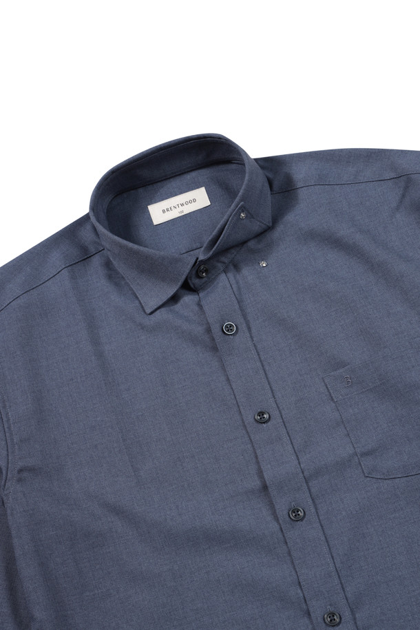 네이비 컬러의 레귤러핏 뱀부 블렌디드 드레스셔츠입니다. 뱀부 혼방 소재로 제작되어 부드러운 촉감을 선사하며, 가을 시즌에 적합합니다. 히든스냅 다운 칼라와 굴림 커프스단 2버튼 디자인으로 클래식한 무드를 연출합니다. 소취 기능의 데오도란트 테이프를 내장하여 쾌적하게 착용 가능하며, 왼쪽 가슴 주머니와 자수 포인트로 세련됨을 더했습니다. 오피스룩, 비즈니스 캐주얼, 출근룩 등 다양한 TPO에 활용하기 좋습니다.
