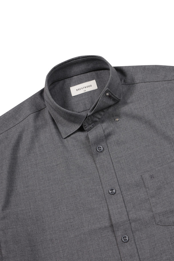 멜란지 컬러의 레귤러핏 뱀부 블렌디드 드레스셔츠입니다. 부드러운 촉감의 뱀부 혼방 소재로 제작되어 편안한 착용감을 선사하며, 일상, 오피스룩, 비즈니스 캐주얼, 모임룩 등 다양한 TPO에 활용하기 좋습니다. 클래식과 미니멀 스타일을 동시에 만족시키는 디자인으로, 가을 시즌에 적합합니다. 히든스냅 다운 네크라인과 긴소매, 마이크로 패턴, 왼쪽 가슴 주머니 디테일이 돋보이며, 굴림 커프스단 2버튼과 데오도란트 테이프를 적용하여 실용성을 더했습니다. 소취 기능과 보통의 신축성, 비침 없는 디자인으로 완성도를 높였습니다.
