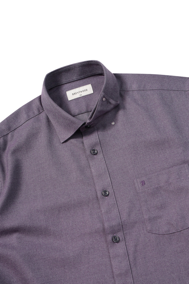멜란지 컬러의 레귤러핏 소프트터치 드레스셔츠입니다. 부드러운 촉감의 레이온 기모 혼방 소재로 제작되어 가을 시즌에 적합하며, 클래식한 스타일을 연출합니다. 히든스냅 다운 네크라인과 긴 소매, 커프스단 2버튼 디테일이 특징이며, 왼쪽 가슴 주머니와 자수 포인트로 포인트를 더했습니다. 신축성은 보통이며 비침이 없어 편안하게 착용 가능합니다. 오피스룩, 비즈니스 캐주얼, 회의룩 등 다양한 TPO에 미니멀하고 클래식하게 활용하기 좋습니다.
