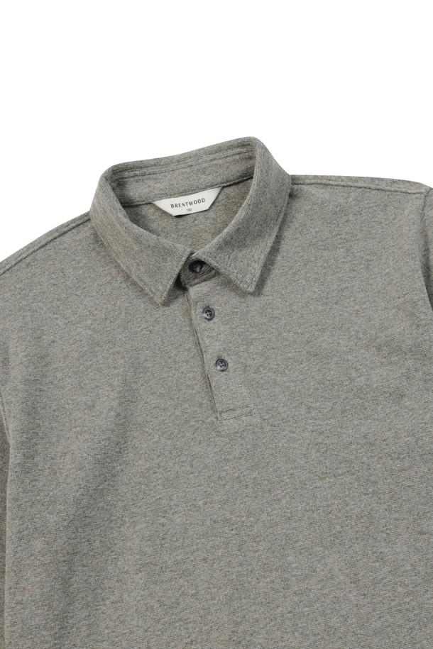 부드러운 촉감의 기모 소재로 제작되어 초겨울부터 겨울까지 따뜻하게 착용 가능한 폴로넥 티셔츠입니다. 베이직한 스타일의 그레이 컬러 무지 디자인으로, 일상, 산책, 집콕 등 다양한 TPO에 활용하기 좋습니다. 레귤러핏으로 편안한 착용감을 선사하며, 긴 소매 기장과 약간 두꺼운 두께로 보온성을 높였습니다. 3버튼 여밈과 소매단 더블 공정, 좌측 하단 로고 자수 디테일이 돋보이며, 신축성이 좋아 활동성이 뛰어납니다. 비침 걱정 없이 데일리룩을 완성해보세요.
