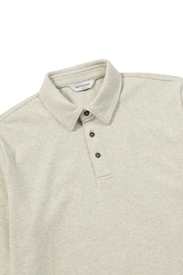 쌀쌀한 날씨에도 포근함을 놓치지 않는 기모 솔리드 폴로넥 티셔츠입니다. 부드러운 레이온 소재에 기모 안감을 더해 뛰어난 보온성을 제공하며, 따뜻하고 포근한 착용감을 선사합니다. 베이직한 디자인에 레귤러핏으로 제작되어 어떤 스타일에도 자연스럽게 어울립니다. 3버튼 여밈과 로고 자수 디테일이 은은한 포인트를 더하고, 소매단 더블 공정으로 마감을 높였습니다. 겨울 데일리룩, 카페룩 등 다양한 TPO에 활용하기 좋은 아이템으로, 클래식, 미니멀, 캐주얼 스타일을 즐겨 입는 분들께 추천합니다.
