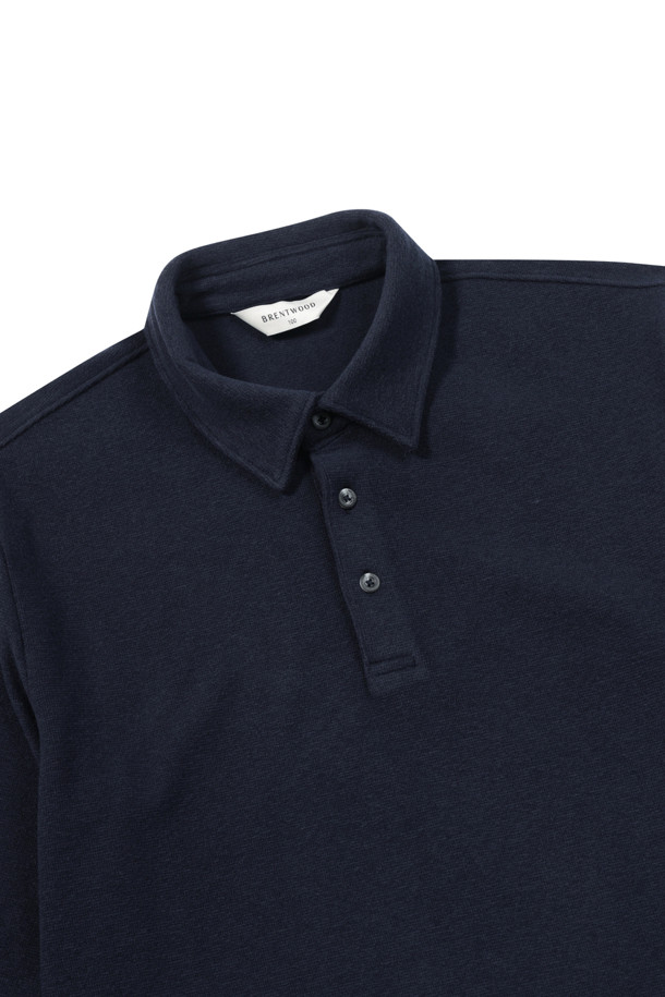 네이비 컬러의 기모 솔리드 폴로넥 티셔츠입니다. 초겨울, 겨울 시즌에 적합하며, 베이직한 스타일로 일상에서 편안하게 착용할 수 있습니다. 레귤러핏에 레귤러 기장으로 제작되었으며, 부드러운 촉감의 레이온 기모 소재를 사용하여 보온성을 높였습니다. 무지 디자인에 긴 소매, 폴로넥, 3버튼 여밈, 소매단 더블 공정, 로고 자수가 특징입니다. 클래식, 미니멀, 캐주얼 스타일의 겨울 데일리룩에 활용하기 좋습니다.
