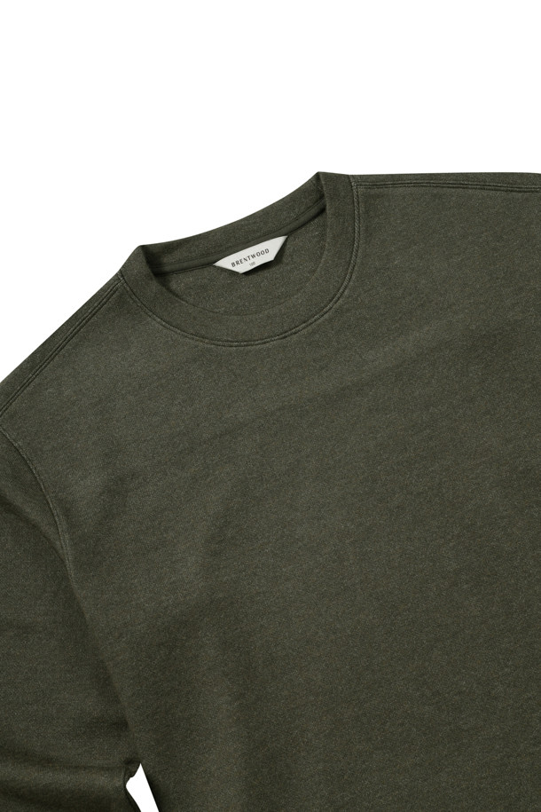 포근함을 선사하는 컴포트 기모 스웻셔츠입니다. 부드러운 레이온 소재와 기모 안감으로 초겨울부터 겨울까지 따뜻하게 착용할 수 있습니다. 베이직한 디자인에 카키 색상, 레귤러핏과 라운드넥으로 편안한 착용감을 제공합니다. 밑단 및 소매단의 더블 공정과 로고 포인트 라벨, 신축성 좋은 소재로 활동성을 높였습니다. 미니멀, 캐주얼, 클래식 스타일을 즐기는 분들께 겨울 데일리룩, 집콕룩, 산책룩으로 추천합니다.
